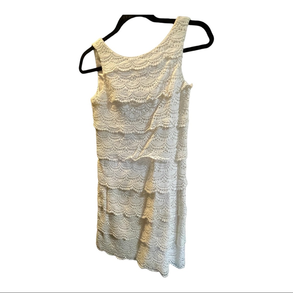 White lace sleeveless dress